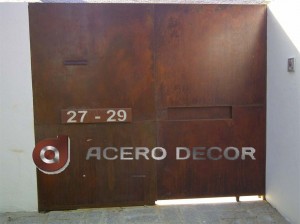 puerta peatonal oxidada