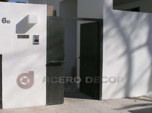 puerta peatonal abatible de hierro moderna 2 copia
